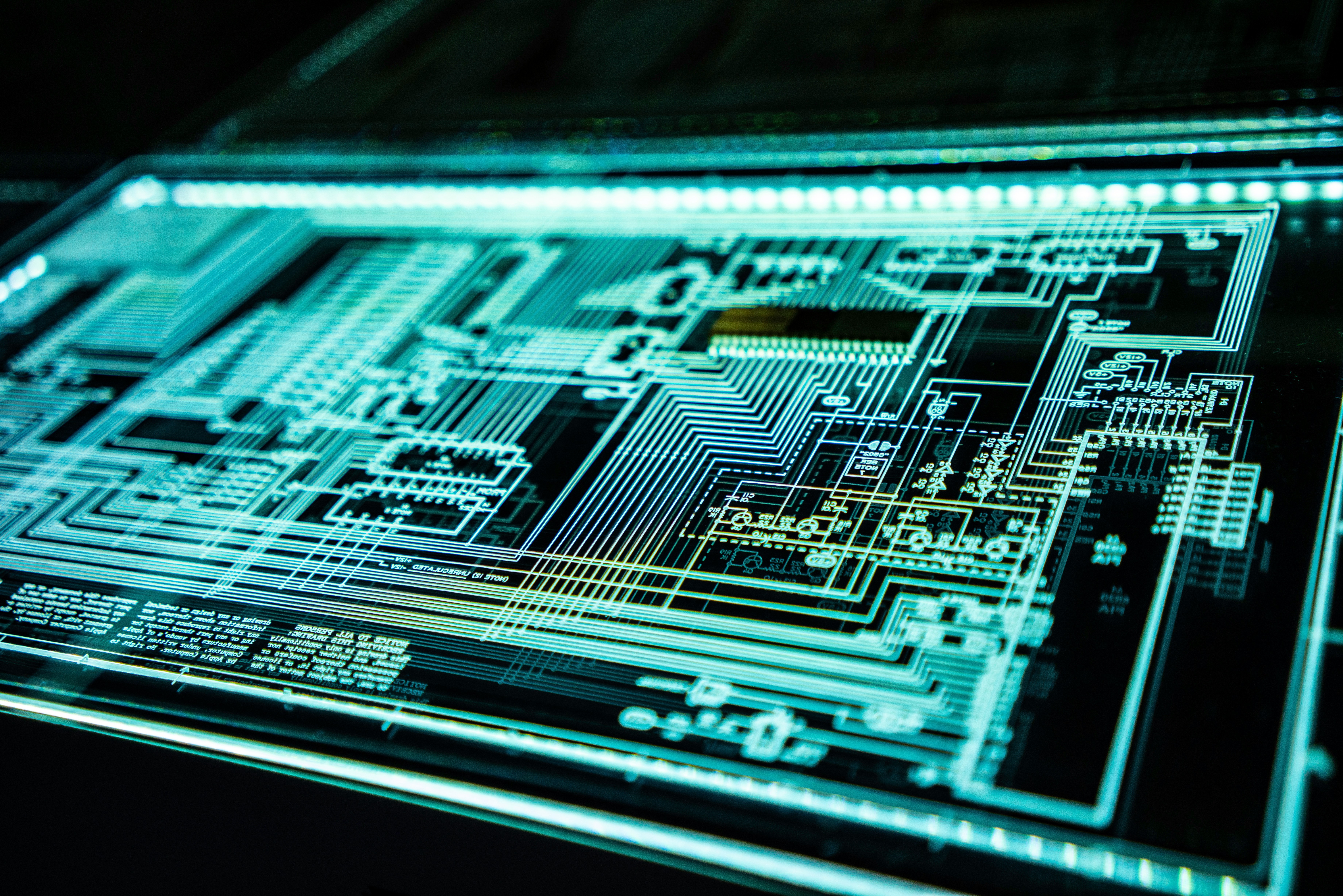 Personne réfléchissant devant un ordinateur